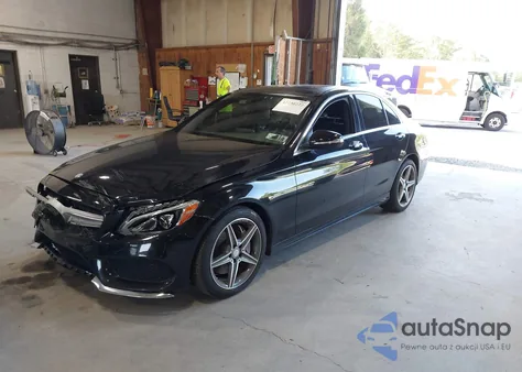 2015 Mercedes-Benz C 300 4Matic/Luxury 4Matic/Sport 4Matic z USA, uszkodzony, nr VIN 55SWF4KB3FU081695